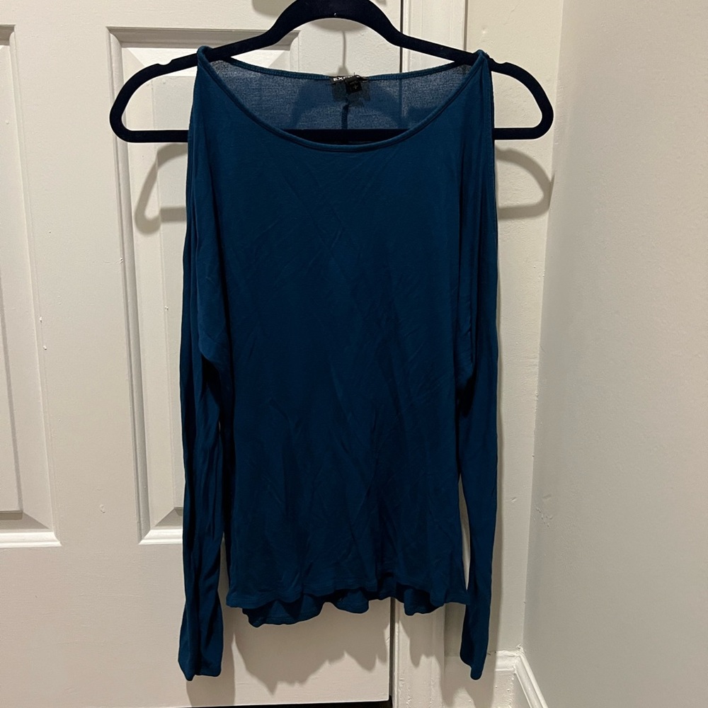 Express shoulder peep long sleeve shirt